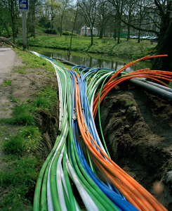 843508 Afbeelding van bundels kabels voor digitale dienstverlening, die ingegraven worden in het singelplantsoen ter ...